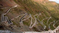Stelvio Pass, Italia. Jalan ini punya 48 belokan curam yang bentuknya seperti ular. (Flickr/damianmorysfotos).