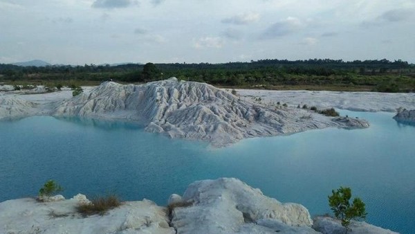 Pemandangan Danau Kaolin di Bangka yang cantik banget. Sekilas seperti pemandangan di Islandia ya! (Aldi Sanjaya Putra/dTraveler) Pemandangan Danau Kaolin di Bangka yang cantik banget. Sekilas seperti pemandangan di Islandia ya! (Aldi Sanjaya Putra/dTraveler)
