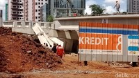 Ada truk tampak rusak karena tertimpa fondasi jalan. Hingga saat ini, truk itu belum dievakuasi. (Vino-detikcom)