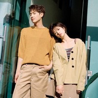 Pakai baju berwarna senada, pemotretan yang dilakukan pada Juni 2017 sudah memperlihatkan kalau keduanya memang akrab di dalam atau luar syuting. Foto: Marie Claire