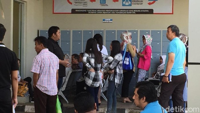 Ny Deisti Besuk Setya Novanto di Rutan KPK