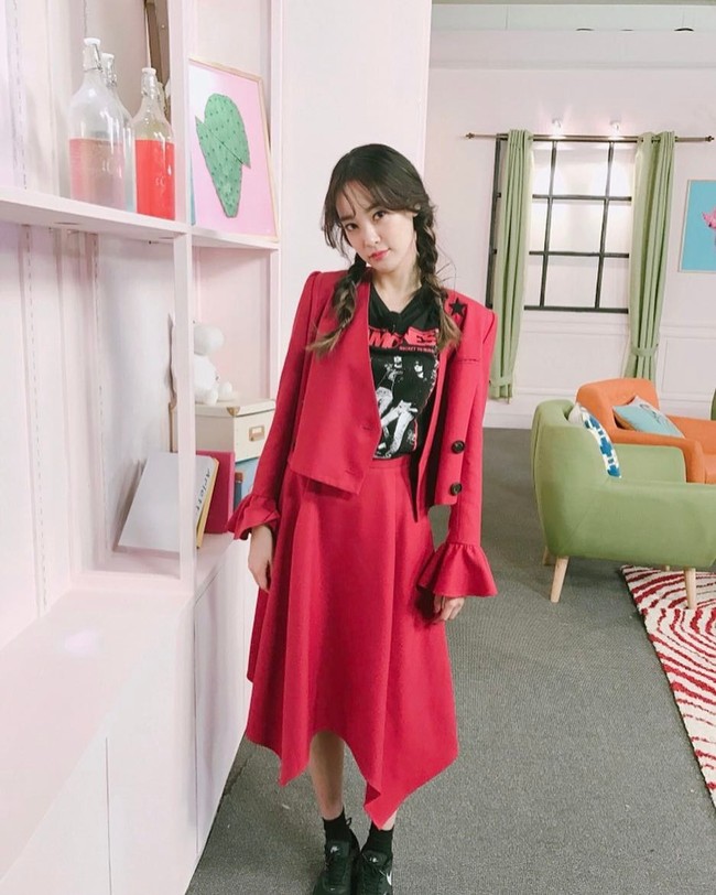 Wanita 30 tahun itu sering mengandalkan coat dan jaket ketika bepergian. Foto: Instagram Juppal