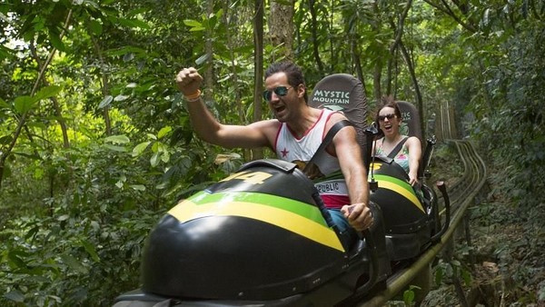 Mystic Mountain Rainforest Adventures ada di Ocho Rios, Jamaika. Ini taman rekreasi di dalam hutan hujan tropis (Rainforest Adventures) Mystic Mountain Rainforest Adventures ada di Ocho Rios, Jamaika. Ini taman rekreasi di dalam hutan hujan tropis (Rainforest Adventures)