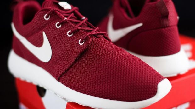 Ini Sneakers Merah yang Dipakai Jokowi Saat Resmikan Kereta Bandara