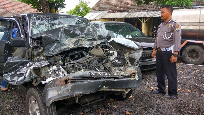 Diduga Ngantuk, Pengemudi Mobil Tewas Setelah Tabrak Truk