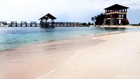 Pulau Kodingareng Keke menawarkan alam bawah laut, pasir putih yang menggoda hingga memanjakan mata dengan birunya langit dan laut. Anda akan merasakan sensasi liburan di pulau pribadi (Ibnu/detikTravel)