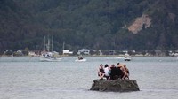 Kawasan perairan tersebut telah masuk kawasan perairan internasional. Mereka memasang meja piknik dan kotak es di atas pulau mini itu. (Foto: Dok. Facebook via dmarge.com)