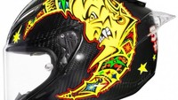 Yang spesial dari helm ini adalah grafisnya yang merupakan perayaan ulang tahun kejayaan Rossi yang ke-20. Foto: Pool (motoridersuniverse)
