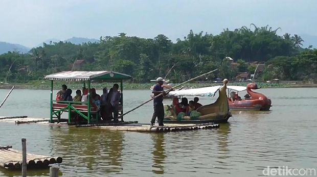 Ada pula perahu bambu