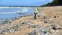 Gunung sampah ini makin parah ketika musim hujan datang. Banyak turis yang mengaku terganggu dengan adanya sampah yang menggunung di Pantai Kuta. (Sonny Tumbelaka/AFP)
