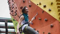 Nadine Chandrawinata juga punya hobi memanjat. Nampak di foto, ia sedang melakukan wall climbing.(Foto: instagram/@nadinelist)