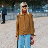 Tak bisa dimungkiri, jeans adalah salah satu fashion item yang wajib ada di lemari setiap orang. Kalau ingin tampil trendi dengannya di 2018, jeans model sweatpants bisa jadi opsi. Modelnya yang longgar, juga membuat kamu merasa nyaman. (Foto: ist.)