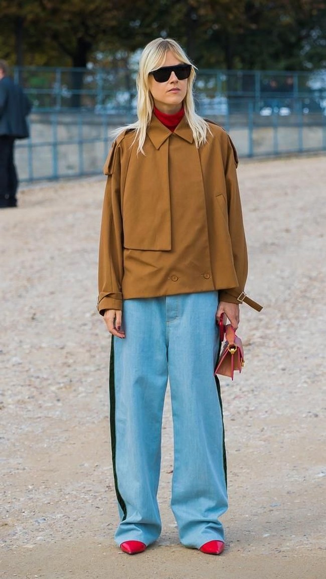 Tak bisa dimungkiri, jeans adalah salah satu fashion item yang wajib ada di lemari setiap orang. Kalau ingin tampil trendi dengannya di 2018, jeans model sweatpants bisa jadi opsi. Modelnya yang longgar, juga membuat kamu merasa nyaman. (Foto: ist.)