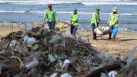 Bukan hanya Kuta, Seminyak dan Jimbaran pun ikut ternoda dengan adanya sampah plastik. Garis pantai sepanjang 6 km itu kini terlihat menyedihkan. (Sonny Tumbelaka/AFP)