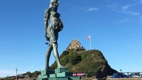 Patung wanita hamil setinggi 20 meter ini bernama Verity. Patung karya Damien Hirst ini berada di Ilfracombe, Inggris. Patung ini mengungkapkan keadilan dan keberanian. (nayby85/Instagram)