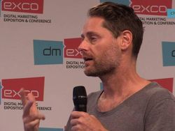 Seperti Jokowi, Bos Teknologi Ini Juga Pakai Kaus di Acara Resmi