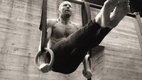 Banyak disukai kaum hawa, Jason Statham juga bertubuh kekar. Aksinya di layar kaca sangat memukau banyak orang. Begitu juga dengan olahraganya, ia ternyata kerap melakukan olahraga kalistenik. Yaitu olahraga yang menggunakan berat badan sendiri. (Foto: Instagram/@jasonstatham)