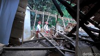 Pantauan detikcom, ruangan yang roboh hanya Kelas 3 dan gudang sekolah.