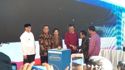 Gaya Kasual Jokowi Berkaus Saat Resmikan Kereta Bandara