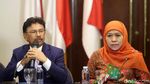 Senyum Khofifah-Emil Dardak Terima Surat Dukungan dari NasDem