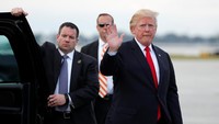 Trump melambaikan tangan sebelum naik ke pesawat. 