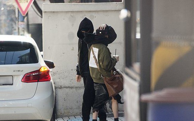 Lee Joon dan Jung So Min terlihat bersama di pusat perbelanjaan di Pangyo, Seongnam, Korea Selatan, pada 29 Desember 2017. Foto: Dispatch