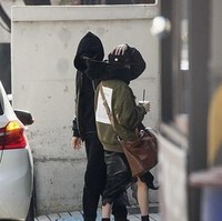 Lee Joon dan Jung So Min terlihat bersama di pusat perbelanjaan di Pangyo, Seongnam, Korea Selatan, pada 29 Desember 2017. Foto: Dispatch