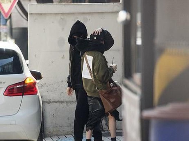 Foto yang dirilis Dispatch ini menunjukkan Lee Joon dan Jung So Min keluar dari mobil yang sama dan saling berbagi pelukan. Foto: dok. marie claire