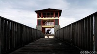 Pulau Kodingareng Keke memang merupakan sebuah pulau kosong tidak berpenghuni. Hanya ada semak-semak, pohon pinus, dermaga dan bangunan berbentuk menara mercusuar (Ibnu/detikTravel)