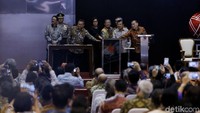 JK bersama dengan Menko Perekonomian Darmin Nasution, Menteri Keuangan Sri Mulyani Indrawati, Menteri Dalam Negeri Tjahjo Kumolo, Gubernur Bank Indonesia (BI) Agus Martowardojo, Ketua DK OJK Wimboh Santoso kemudian naik ke podium untuk memencet tombol pembukaan perdagangan dan memberikan ucapan selamat tahun baru bagi undangan, sekitar 2 menit sebelum perdagangan dibuka.