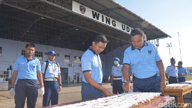Prajurit TNI AU di Lanud Halim Perdanakusuma, Jakarta Timur menjalani tes urine.