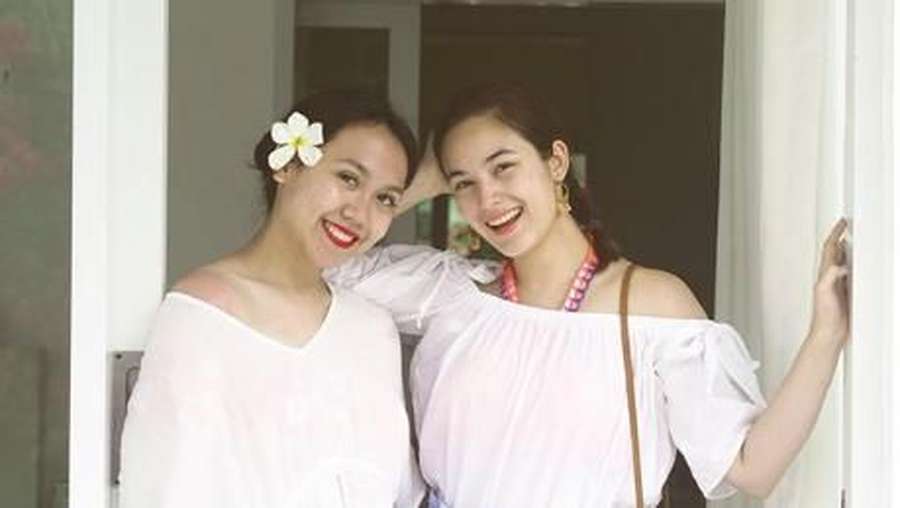 Hot News Gaya Selfie Bareng Sahabat