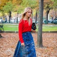 Jika berniat membuang jeans bergaya vintage atau bohemian yang dipercantik dengan detail bordiran, sebaiknya kamu berpikir dua kali. Pasalnya, seperti dilansir dari Popsugar, jeans yang satu ini akan mewarnai 2018. (Foto: ist.)