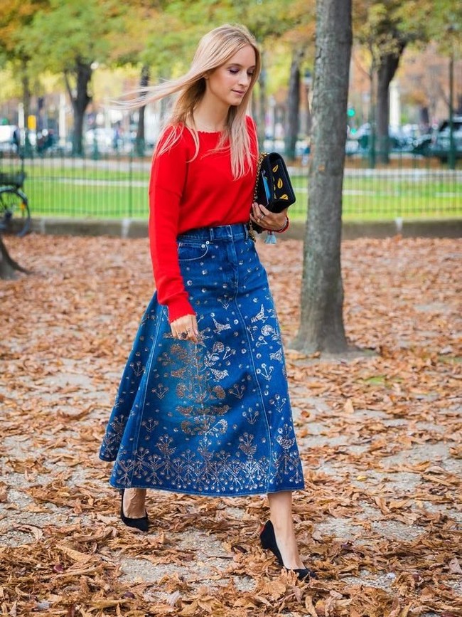 Jika berniat membuang jeans bergaya vintage atau bohemian yang dipercantik dengan detail bordiran, sebaiknya kamu berpikir dua kali. Pasalnya, seperti dilansir dari Popsugar, jeans yang satu ini akan mewarnai 2018. (Foto: ist.)