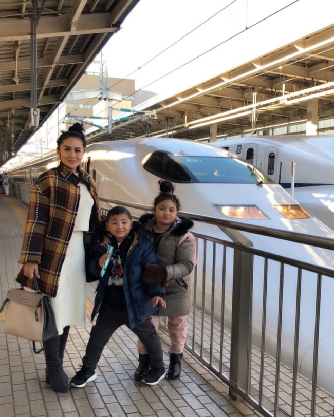 Krisdayanti berlibur di Jepang bersama suaminya, Raul Lemos dan kedua anaknya. Berpose di depan kereta Shinkansen, KD tampak menenteng tas Hermes seharga ratusan juta rupiah. Foto: Instagram