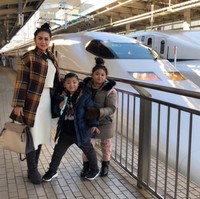 Krisdayanti berlibur di Jepang bersama suaminya, Raul Lemos dan kedua anaknya. Berpose di depan kereta Shinkansen, KD tampak menenteng tas Hermes seharga ratusan juta rupiah. Foto: Instagram