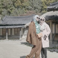 Laudya Cynthia Bella tampak membawa tas Hermes saat liburan bersama ibundaya ke Korea Selatan. Tas Hermes Constance ini harganya sekitar US$ 9650 atau Rp 130 juta. Foto: Instagram