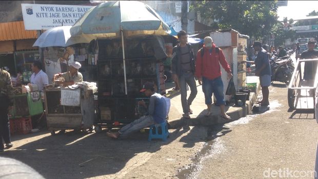 PKL Masih Berjualan di Trotoar Bali Mester Jaktim, Pejalan Kaki Terganggu