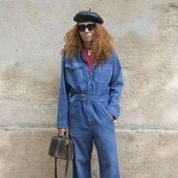 Satu lagi model jeans yang patut dilirik, yaitu jumpsuit denim. Untuk menyempurnakan gaya kamu, padukan dengan sabuk kulit yang stylish. (Foto: ist.)