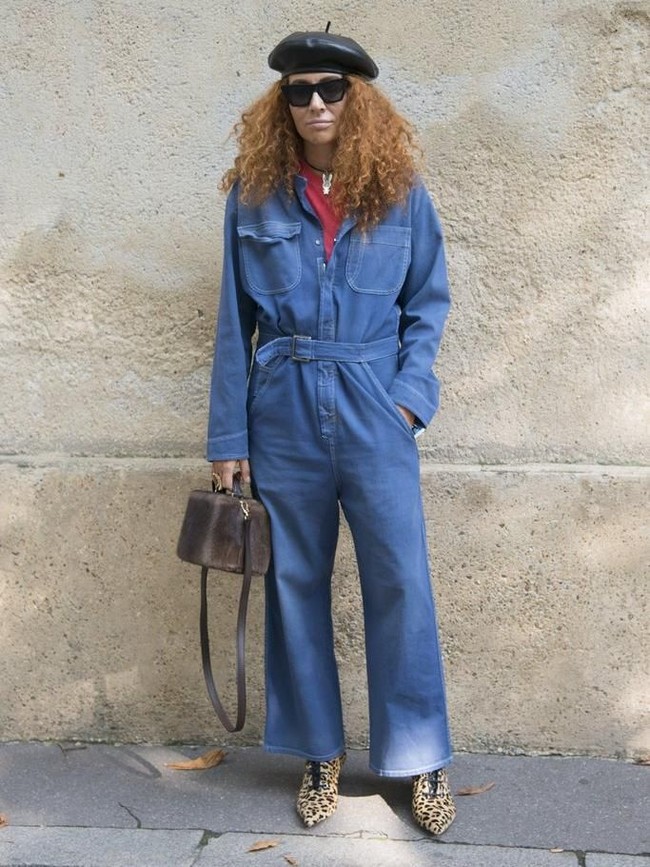 Satu lagi model jeans yang patut dilirik, yaitu jumpsuit denim. Untuk menyempurnakan gaya kamu, padukan dengan sabuk kulit yang stylish. (Foto: ist.)