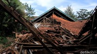 Begini penampakan gedung sekolah yang roboh di SDN Sabagi, Kecamatan Sumedang Selatan, Kabupaten Sumedang.
