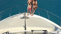 Selain liburan bersama rekan-rekan sesama model, Alessandra jua banyak menghabiskan waktu bersama suami dan dua anaknya. (alessandraambrosio/Instagram)