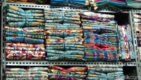 Barang yang dijual seperti sajadah, kopiah, tasbih, karpet, gelas, dan lain-lain.