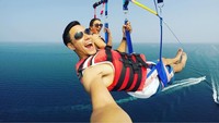 Donna Agnesia dan suaminya, Darius, saat melakukan parasailing. (Foto: instagram/@dagnesia)