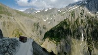 Zoji Pass, India. Jalan ini ada di ketinggian 11.000 kaki di atas laut yang mengular di pegunungan Himalaya. (Rajeev Rajagopalan/Shutterstock).