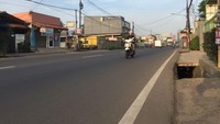 Dana hibah pelebaran Jalan Komsen, Jatiasih, dikucurkan dalam dua periode APBD yaitu 2016 dan 2017. Pembangunan dimulai sejak pertengahan 2017. Kini jalan kawasan tersebut mulus.