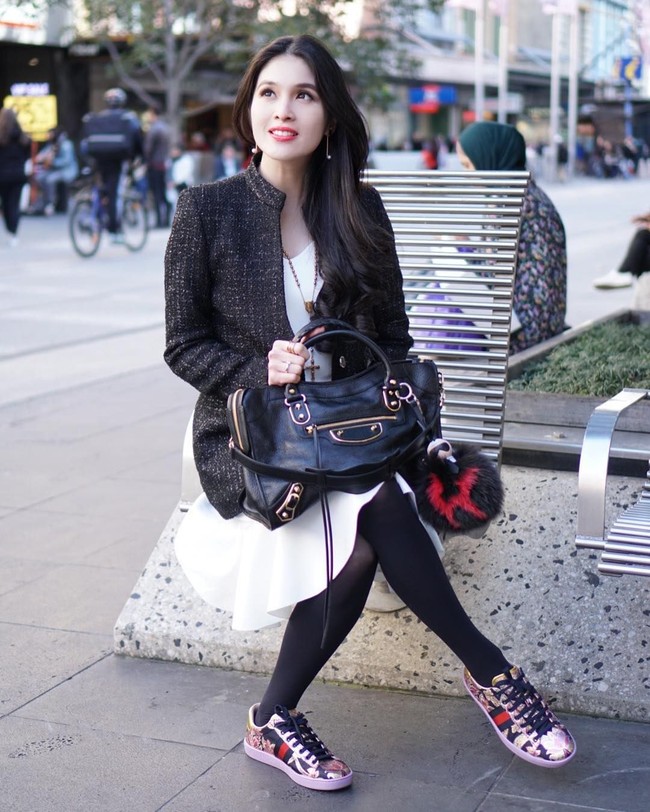 Sandra Dewi yang baru saja melahirkan anak pertamanya, tampak stylish saat liburan di Melbourne, Australia. Sandra tampak membawa tas klasik Balenciaga seharga Rp 30 jutaan. Foto: Instagram