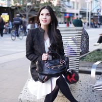 Sandra Dewi yang baru saja melahirkan anak pertamanya, tampak stylish saat liburan di Melbourne, Australia. Sandra tampak membawa tas klasik Balenciaga seharga Rp 30 jutaan. Foto: Instagram