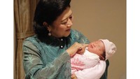 Potret Ibu Ani Yudhoyono bersama Gayatri Idalia Yudhoyono, cucu keempatnya yang berjenis kelamin perempuan.