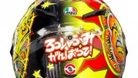 Helm itu mengambil basik desain helm Rossi 20 tahun lalu. Ciri khas grafis Rossi di mana ada bulan dan matahari terdapat di helm spesial ini. Foto: Pool (motoridersuniverse)